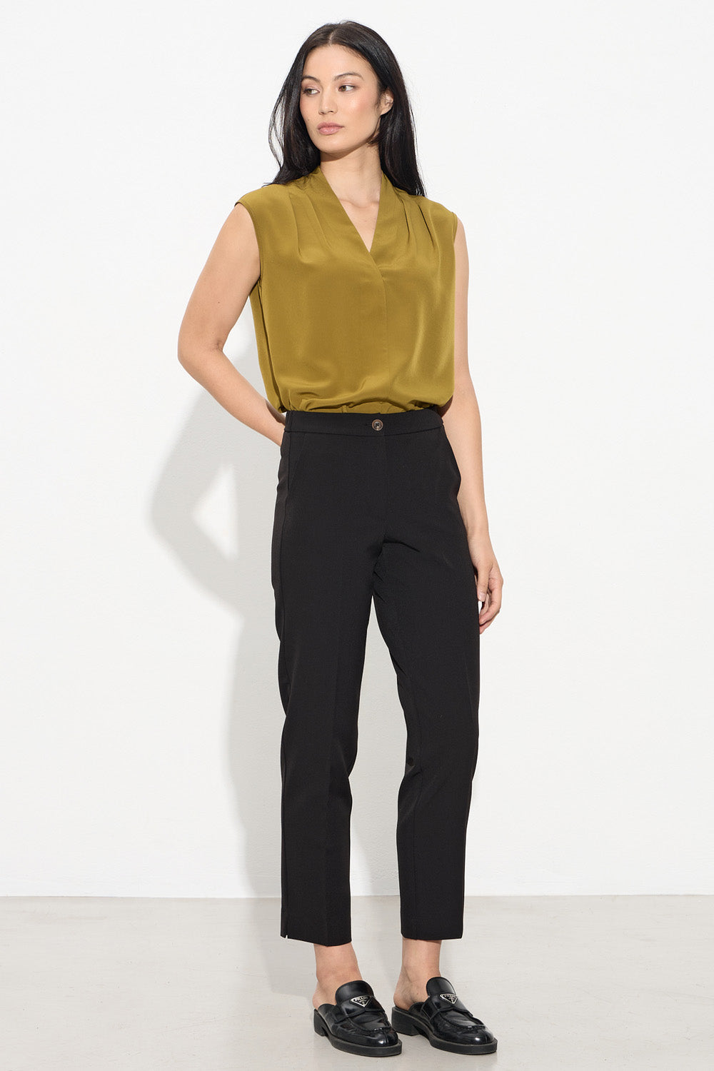 Μαύρο παντελόνι cigarette με λάστιχο στη μέση και ίσια γραμμή σε γυναικείο μοντέλο