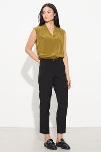 Μαύρο παντελόνι cigarette με λάστιχο στη μέση και ίσια γραμμή σε γυναικείο μοντέλο