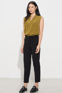 Μαύρο παντελόνι cigarette με λάστιχο στη μέση και ίσια γραμμή σε γυναικείο μοντέλο