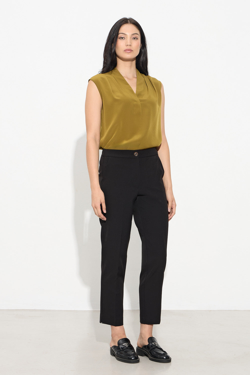 Μαύρο παντελόνι cigarette με λάστιχο στη μέση και ίσια γραμμή σε γυναικείο μοντέλο