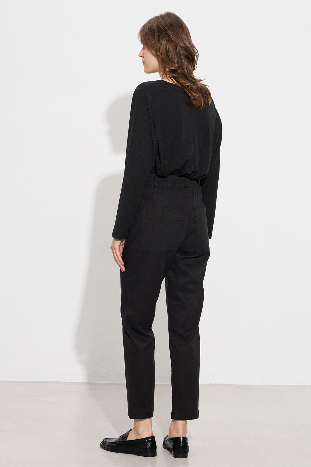 Μαύρο ψηλόμεσο παντελόνι σε ίσια γραμμή με κουμπί και τσέπες σε γυναικείο μοντέλο