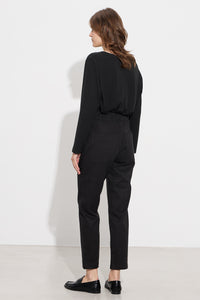 Μαύρο ψηλόμεσο παντελόνι σε ίσια γραμμή με κουμπί και τσέπες σε γυναικείο μοντέλο