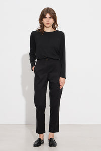 Μαύρο ψηλόμεσο παντελόνι σε ίσια γραμμή με κουμπί και τσέπες σε γυναικείο μοντέλο