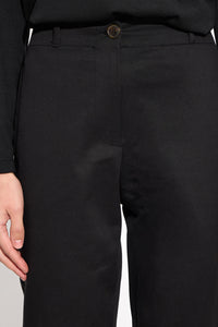 Μαύρο ψηλόμεσο παντελόνι σε ίσια γραμμή με κουμπί και τσέπες σε γυναικείο μοντέλο