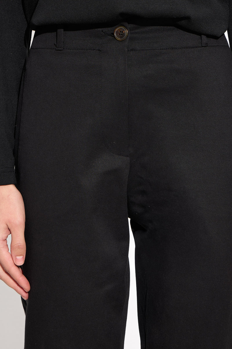 Μαύρο ψηλόμεσο παντελόνι σε ίσια γραμμή με κουμπί και τσέπες σε γυναικείο μοντέλο