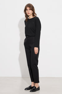 Μαύρο ψηλόμεσο παντελόνι σε ίσια γραμμή με κουμπί και τσέπες σε γυναικείο μοντέλο