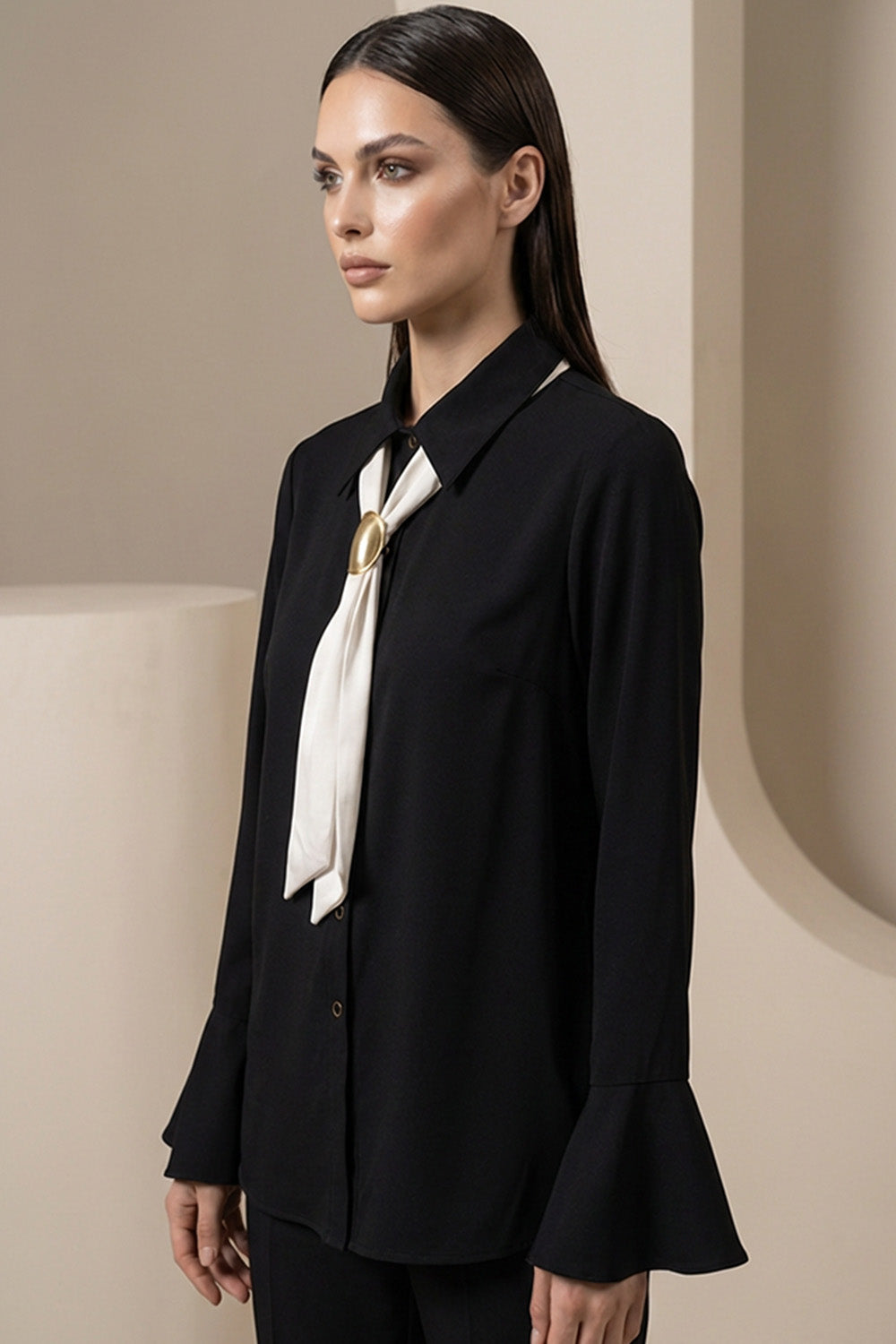 Μαύρο γυναικείο πουκάμισο με εκρού δέσιμο και χρυσή μεταλλική λεπτομέρεια στον λαιμό, μακρύ μανίκι.