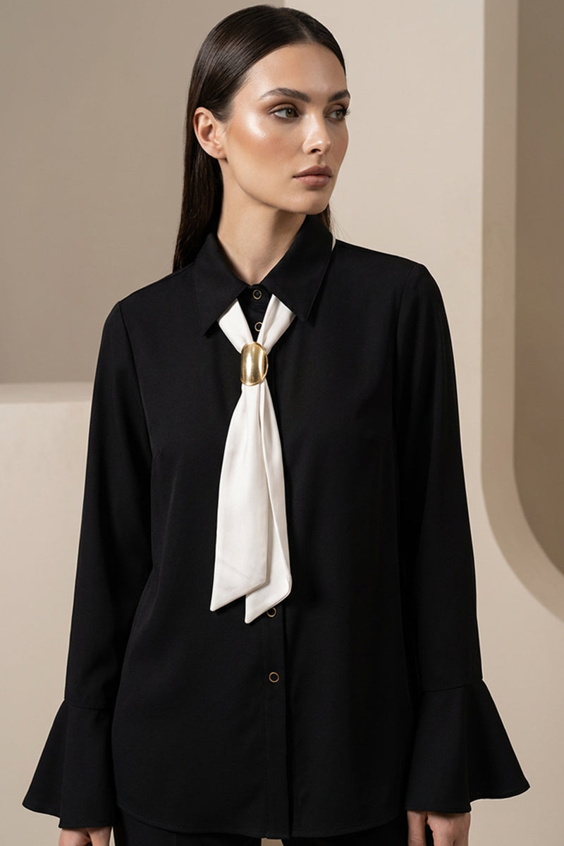 Μαύρο γυναικείο πουκάμισο με εκρού δέσιμο και χρυσή μεταλλική λεπτομέρεια στον λαιμό, μακρύ μανίκι.