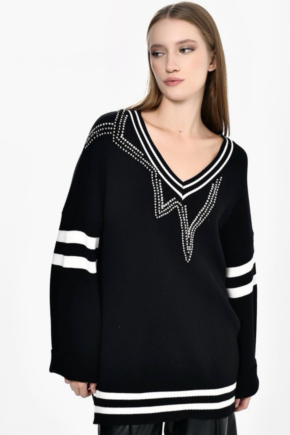 Μαύρο oversized πουλόβερ με λευκές λεπτομέρειες και strass