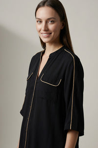 Μαύρο σετ με πουκάμισο και παντελόνα με χρυσές λεπτομέρειες.