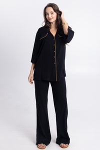 Μαύρο σετ με πουκάμισο και παντελόνα με χρυσές λεπτομέρειες.