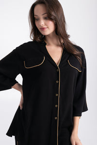 Μαύρο σετ με πουκάμισο και παντελόνα με χρυσές λεπτομέρειες.