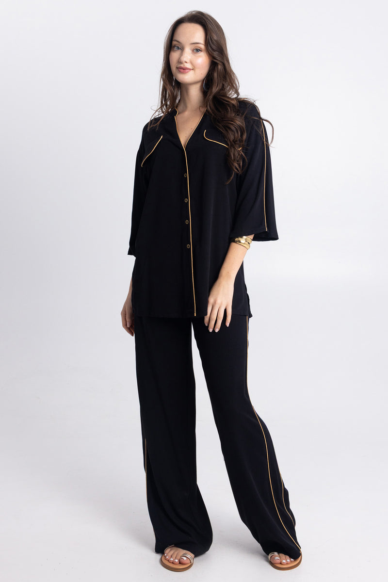 Μαύρο σετ με πουκάμισο και παντελόνα με χρυσές λεπτομέρειες.