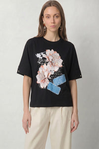 Μαύρο γυναικείο t-shirt με τρισδιάστατα λουλούδια, στρας και denim-look διακοσμητικές λεπτομέρειες.