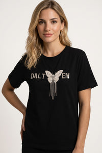 Μαύρο T-shirt με κεντημένη πεταλούδα από πέρλες και κρεμαστές λεπτομέρειες στο κέντρο
