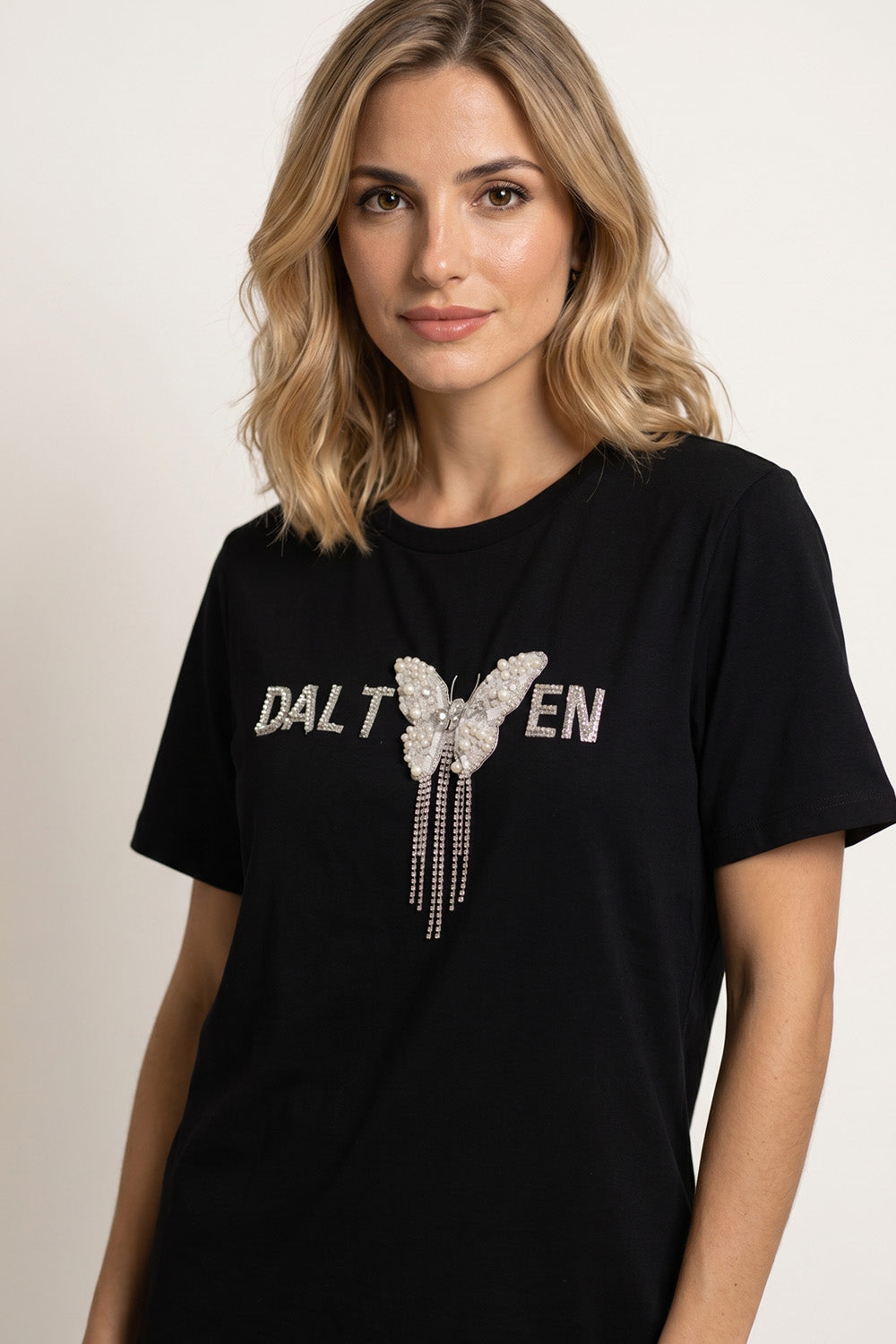 Μαύρο T-shirt με κεντημένη πεταλούδα από πέρλες και κρεμαστές λεπτομέρειες στο κέντρο