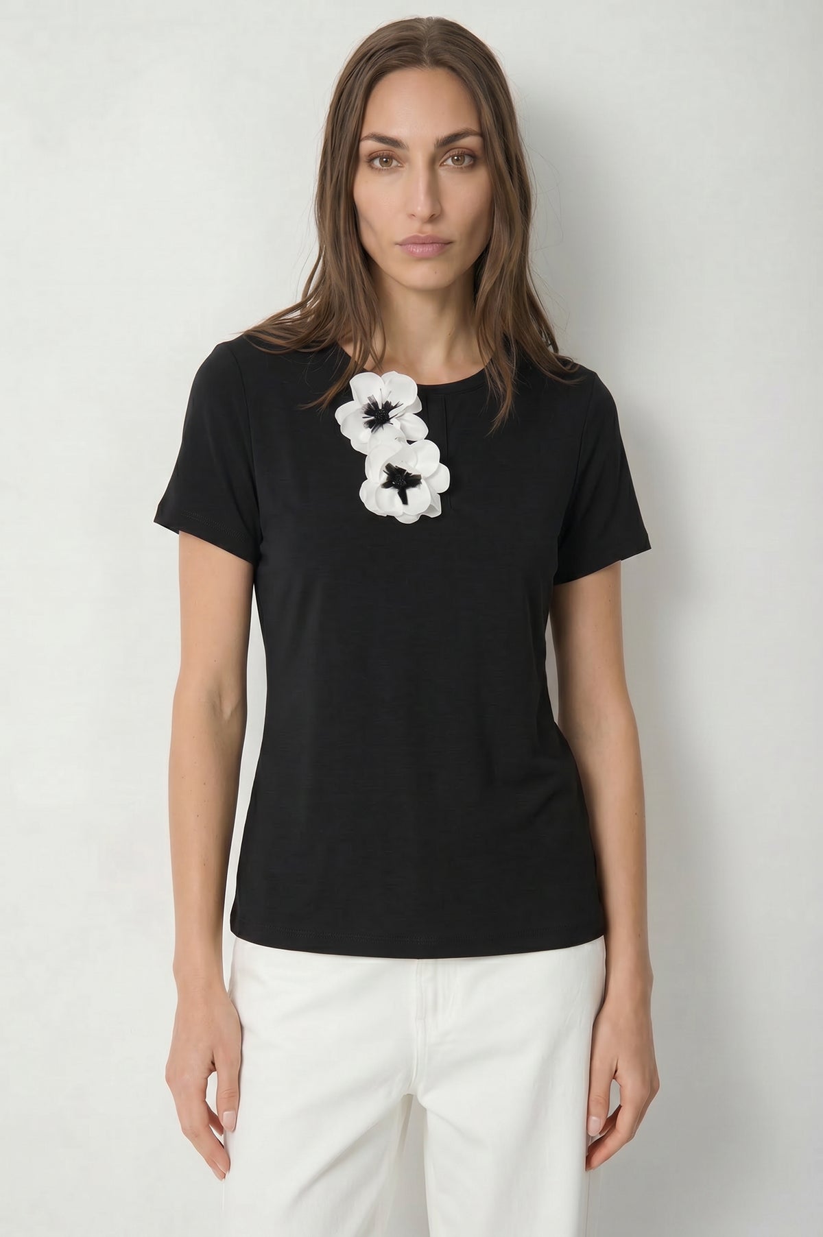 Γυναικείο μαύρο T-shirt με λευκά τρισδιάστατα λουλούδια στο μπροστινό μέρος και κοντά μανίκια.