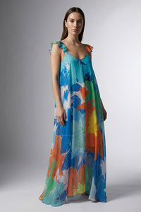 Μάξι εμπριμέ σιφόν φόρεμα με V λαιμόκοψη, λεπτές τιράντες με βολάν και αέρινη γραμμή σε μπλε και πολύχρωμους τόνους.