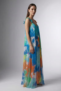 Μάξι εμπριμέ σιφόν φόρεμα με V λαιμόκοψη, λεπτές τιράντες με βολάν και αέρινη γραμμή σε μπλε και πολύχρωμους τόνους.