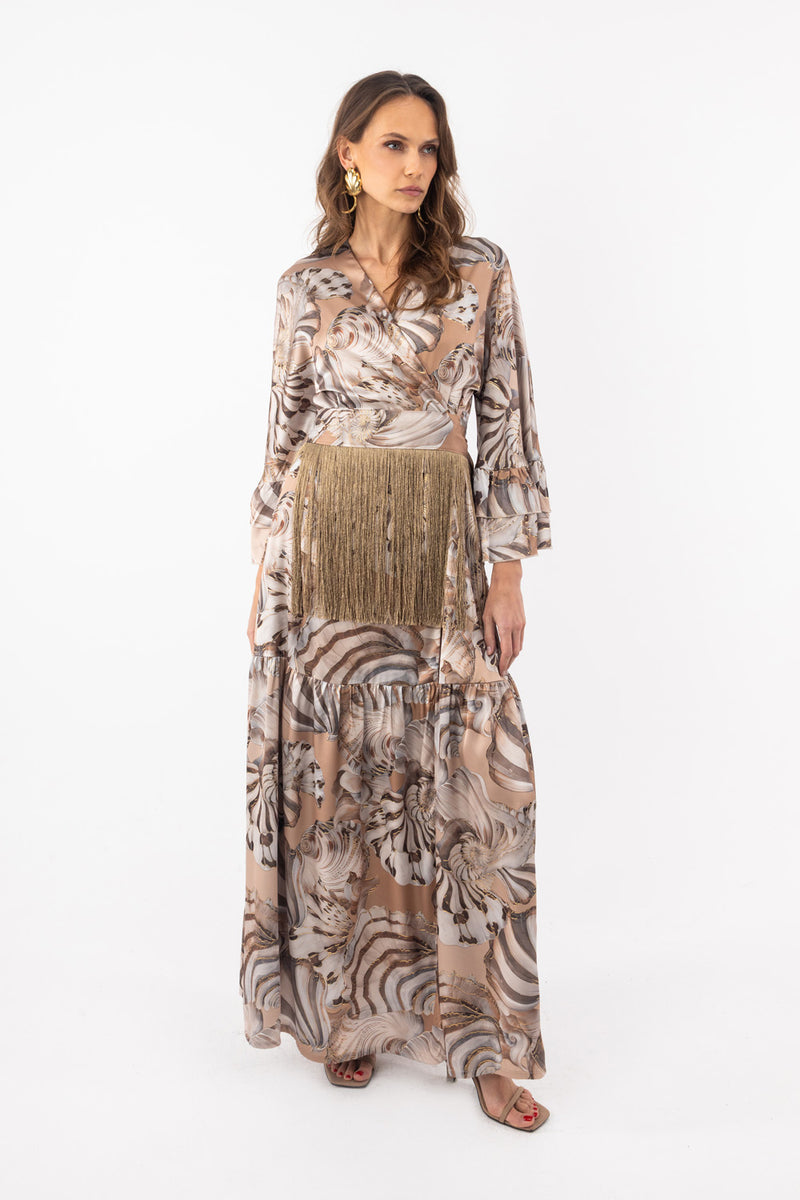 Μάξι φόρεμα abstract μπεζ με ζώνη χρυσά κρόσσια λεπτομέρεια