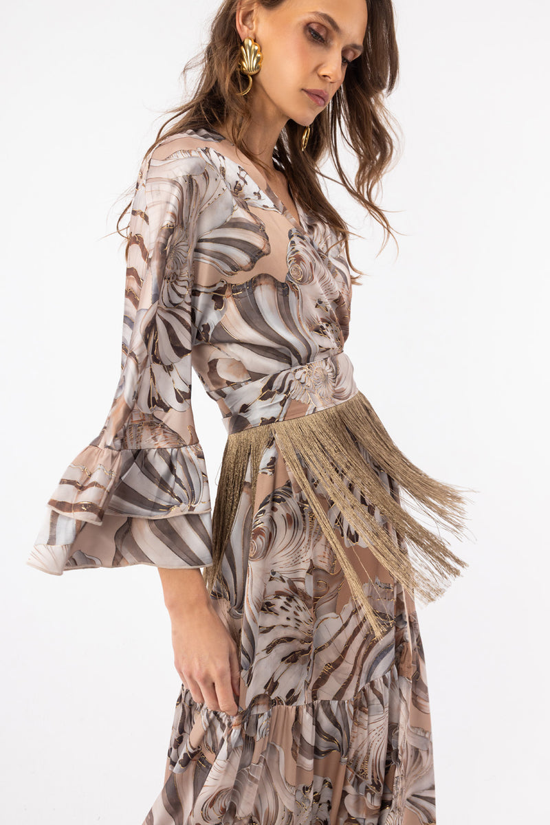 Αέρινο μάξι φόρεμα με print σε γήινους τόνους και V λαιμόκοψη
