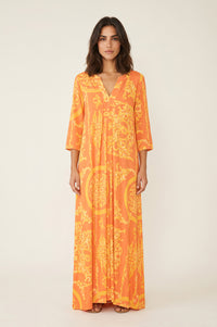 Maxi φόρεμα σε coral απόχρωση με χρυσό baroque print και V ντεκολτέ.