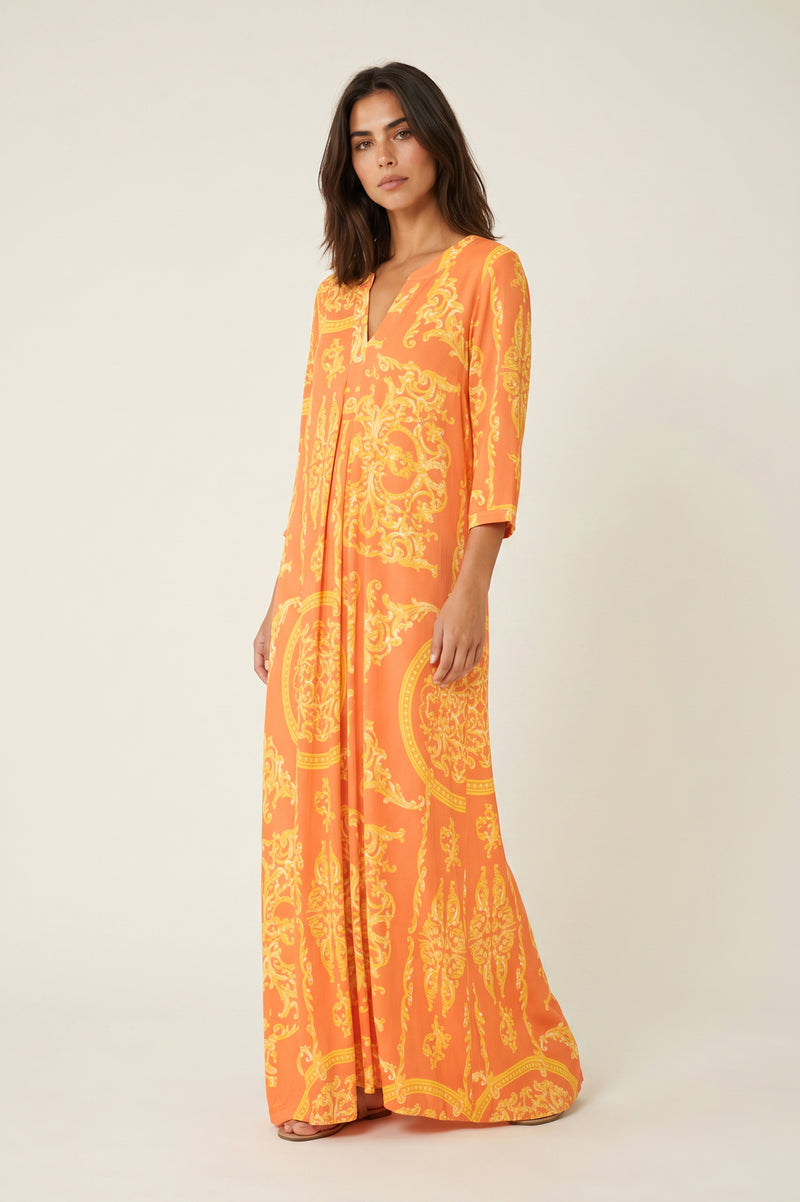 Maxi φόρεμα σε coral απόχρωση με χρυσό baroque print και V ντεκολτέ.