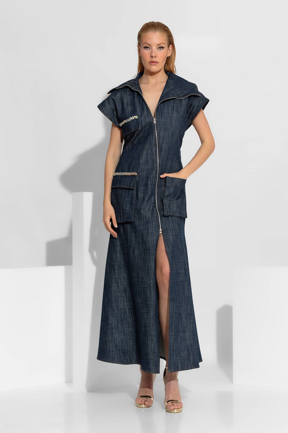 μάξι τζιν φόρεμα cargo με κεντημένα κρύσταλλα και φερμουάρ