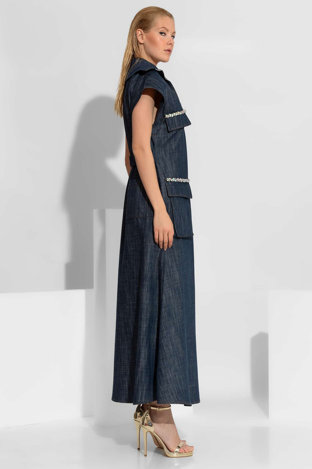 μάξι τζιν φόρεμα cargo με κεντημένα κρύσταλλα και φερμουάρ