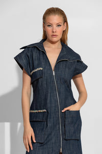 μάξι τζιν φόρεμα cargo με κεντημένα κρύσταλλα και φερμουάρ