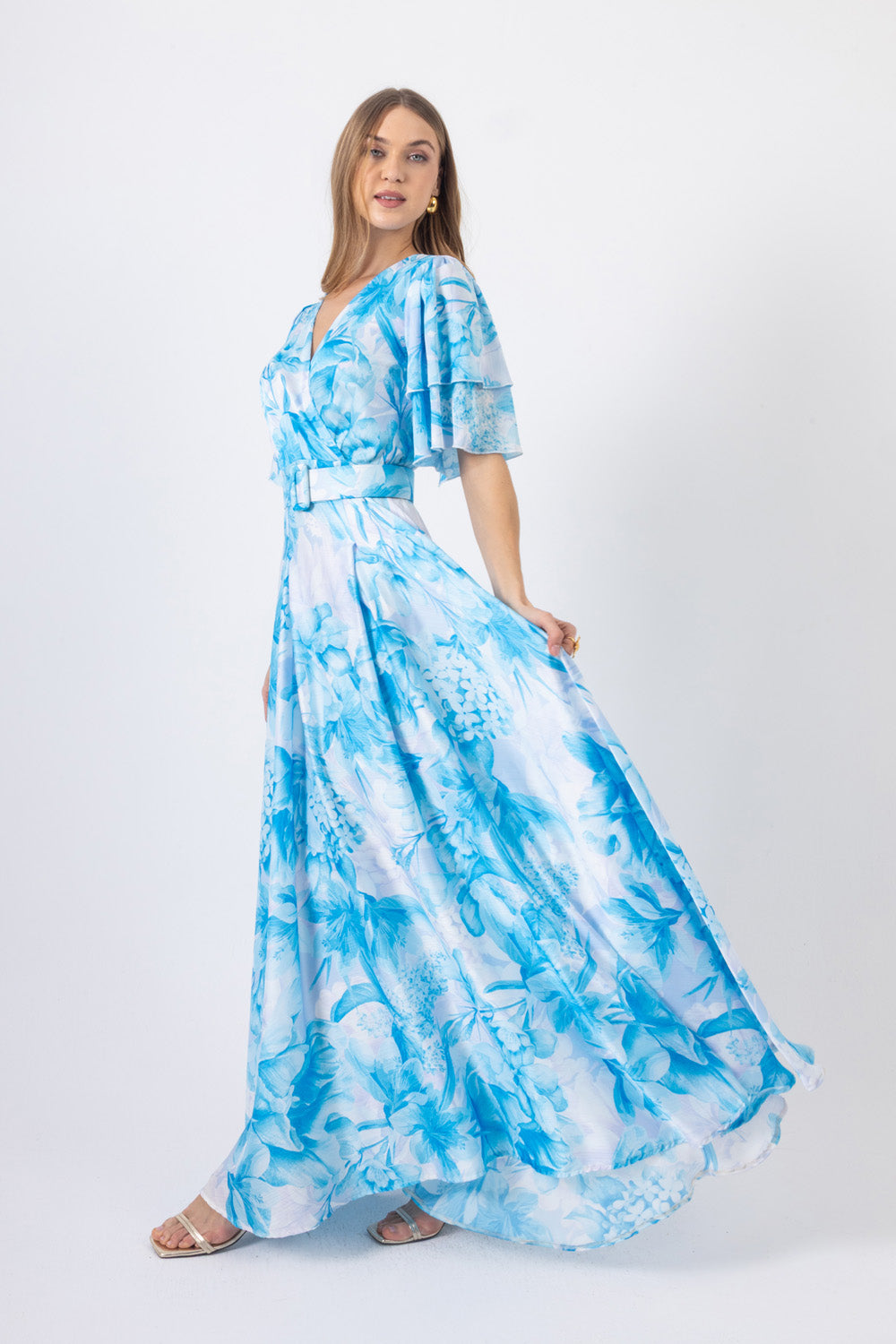Μάξι φόρεμα λευκό με γαλάζιο floral τύπωμα, ζώνη στη μέση και κοντά βολάν μανίκια
