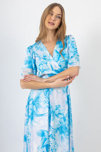 Μάξι φόρεμα λευκό με γαλάζιο floral τύπωμα, ζώνη στη μέση και κοντά βολάν μανίκια