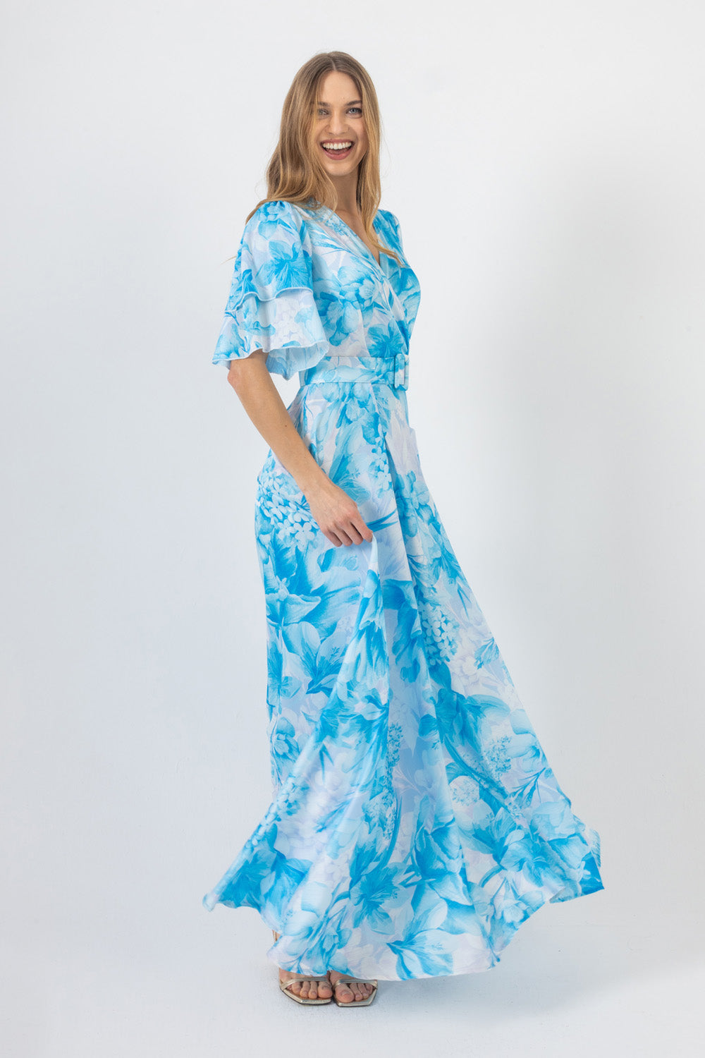 Μάξι φόρεμα λευκό με γαλάζιο floral τύπωμα, ζώνη στη μέση και κοντά βολάν μανίκια