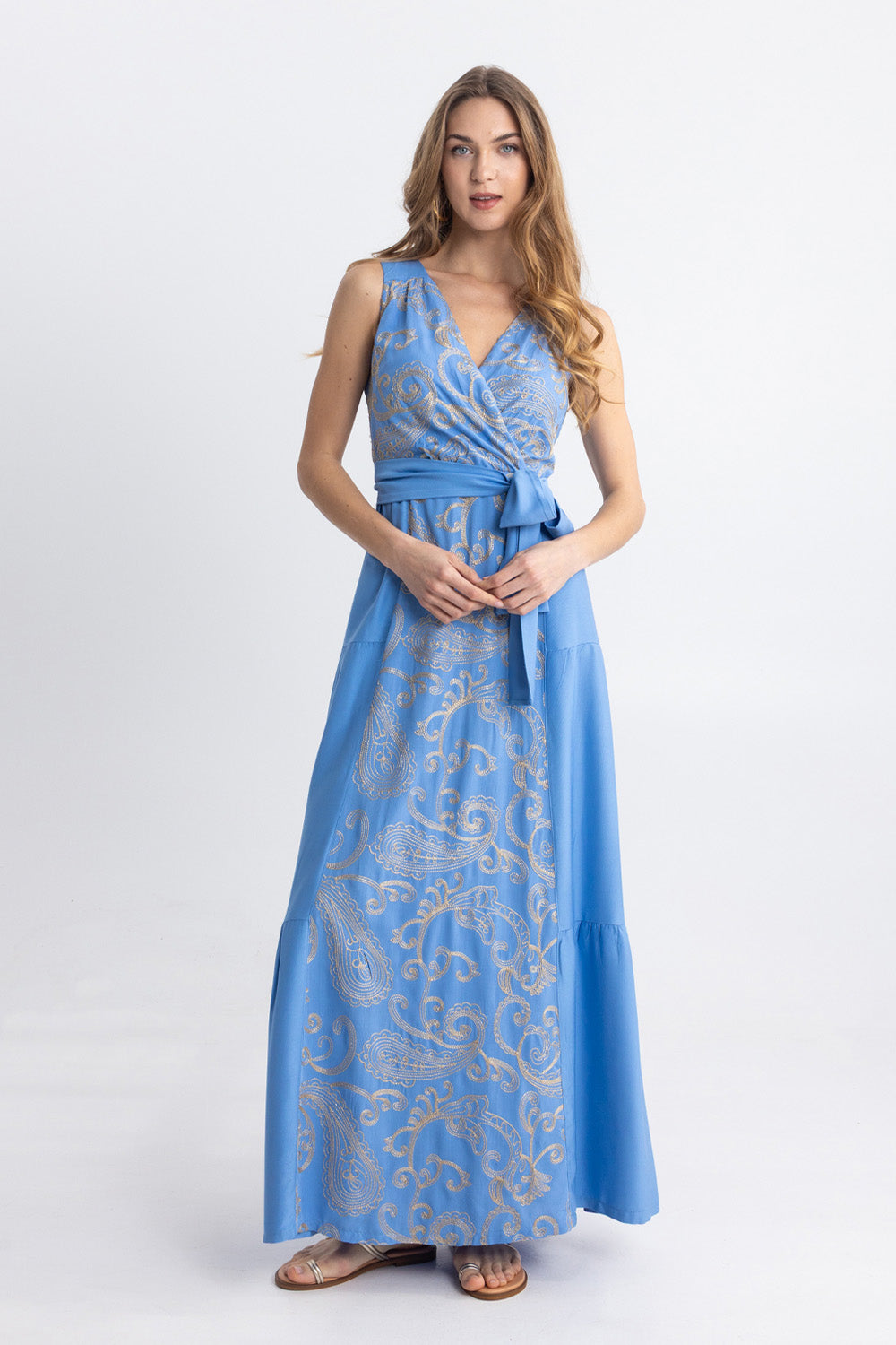 Γαλάζιο μάξι φόρεμα με χρυσό paisley σχέδιο, ζώνη στη μέση και αμάνικο σχέδιο