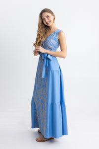 Γαλάζιο μάξι φόρεμα με χρυσό paisley σχέδιο, ζώνη στη μέση και αμάνικο σχέδιο