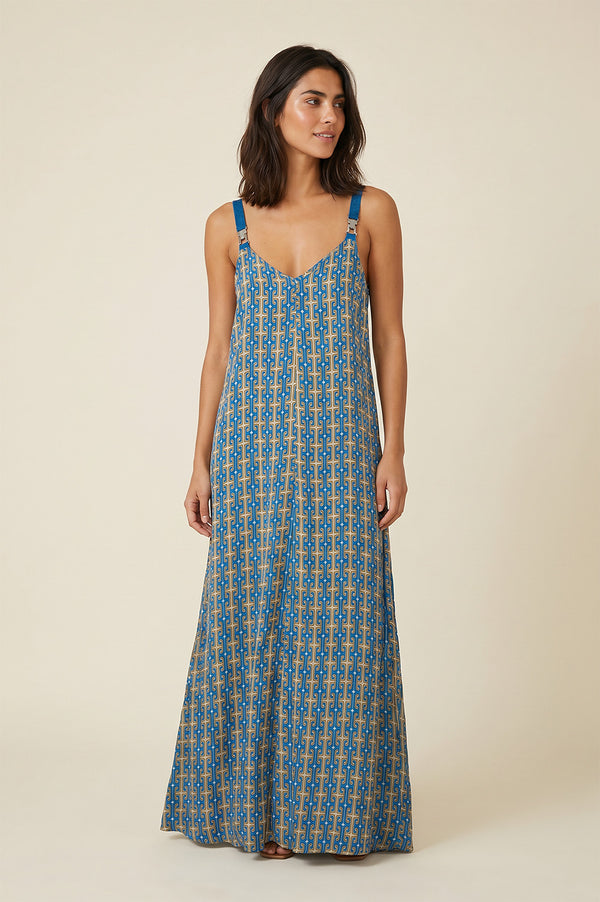 Maxi φόρεμα με γεωμετρικό μπλε και μπεζ print, V ντεκολτέ και φαρδιές τιράντες.