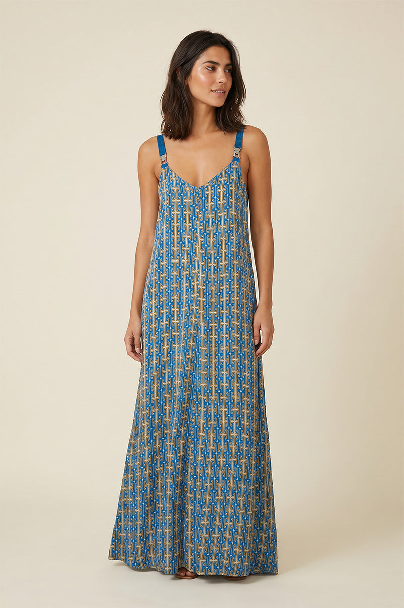 Maxi φόρεμα με γεωμετρικό μπλε και μπεζ print, V ντεκολτέ και φαρδιές τιράντες.