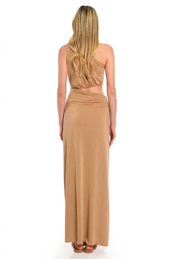 Μάξι φόρεμα σε απόχρωση καμηλό με έναν ώμο, cut-out στη μέση και draped λεπτομέρειες στο πλάι