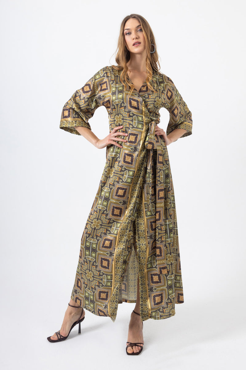 Maxi φόρεμα κρουαζέ με γεωμετρικό print σε γήινες αποχρώσεις και ζώνη στη μέση