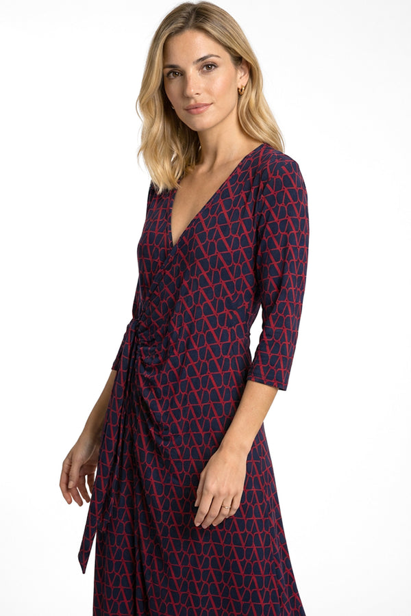 Μάξι φόρεμα κρουαζέ navy με κόκκινο γεωμετρικό print και δέσιμο στη μέση