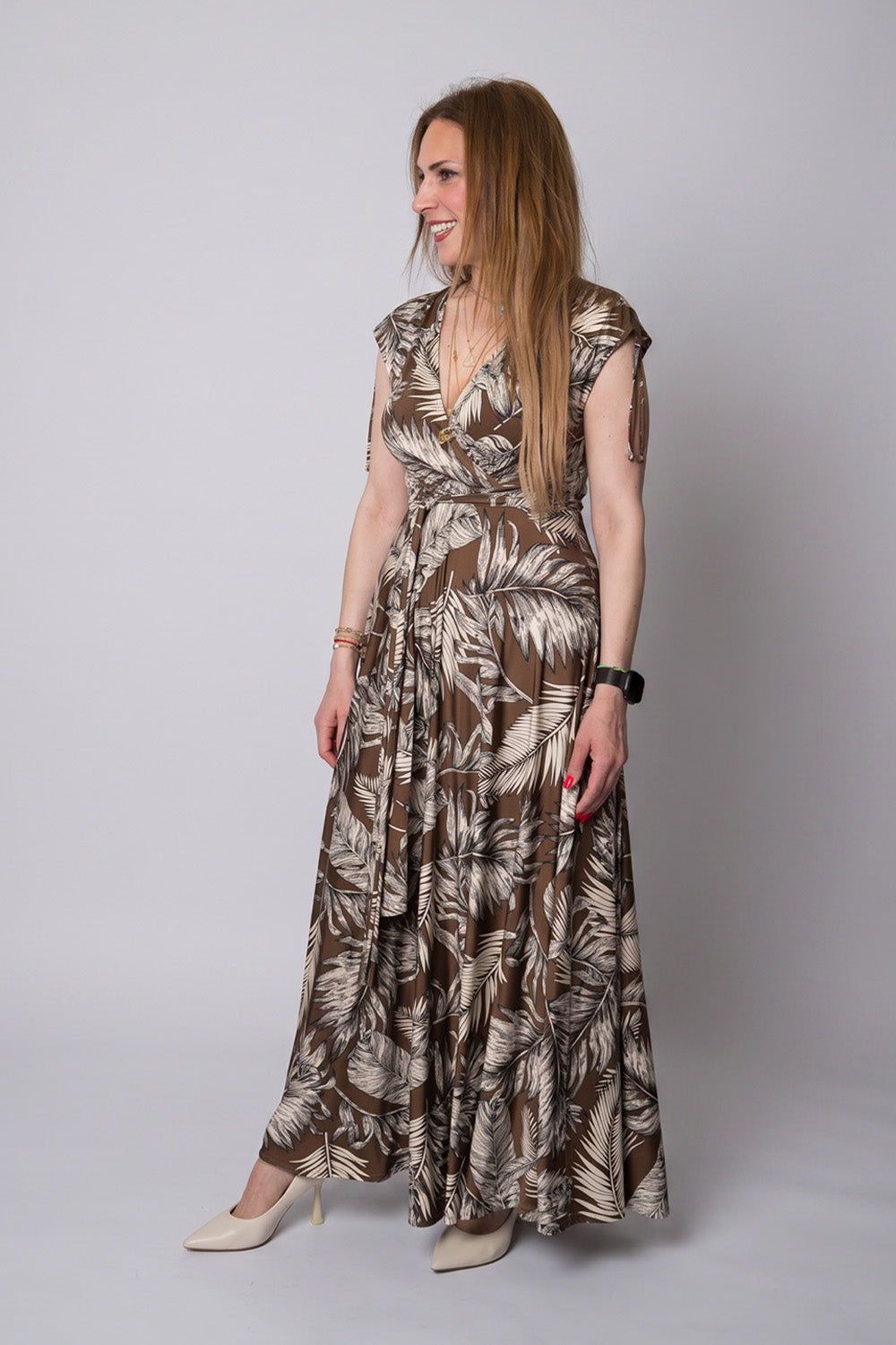 Μάξι Φόρεμα Κρουαζέ με Ζώνη και Tropical Print σε Καφέ