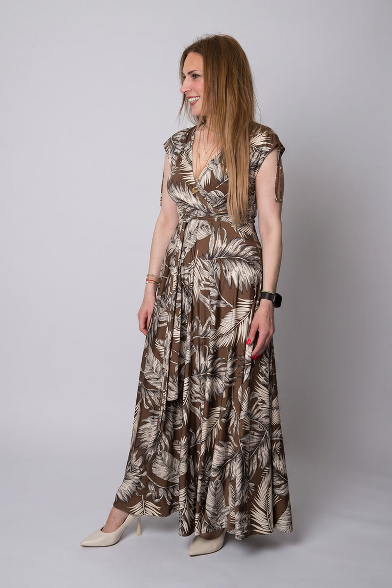 Μάξι Φόρεμα Κρουαζέ με Ζώνη και Tropical Print σε Καφέ