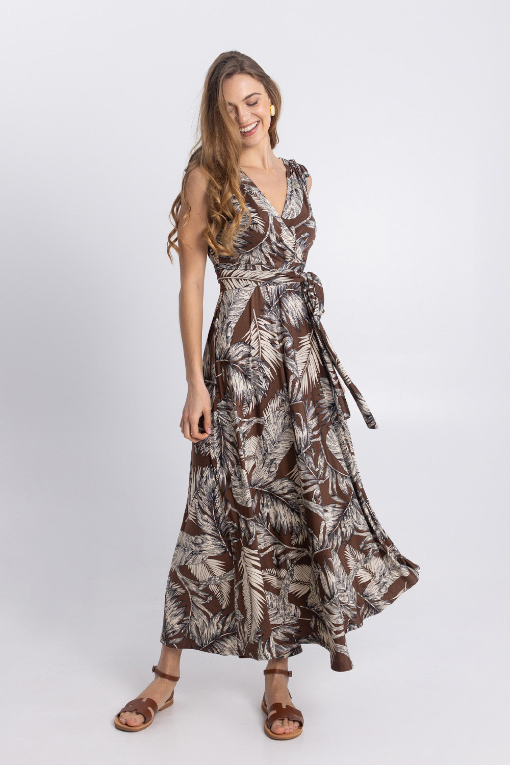 Μάξι Φόρεμα Κρουαζέ με Ζώνη και Tropical Print σε Καφέ