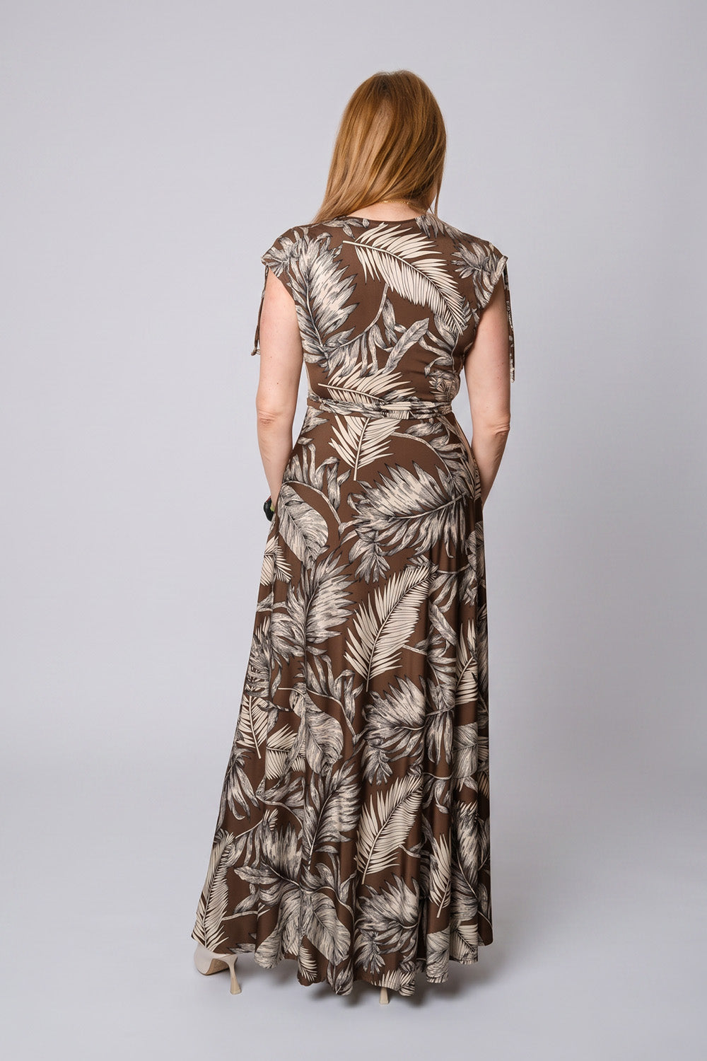 Μάξι Φόρεμα Κρουαζέ με Ζώνη και Tropical Print σε Καφέ