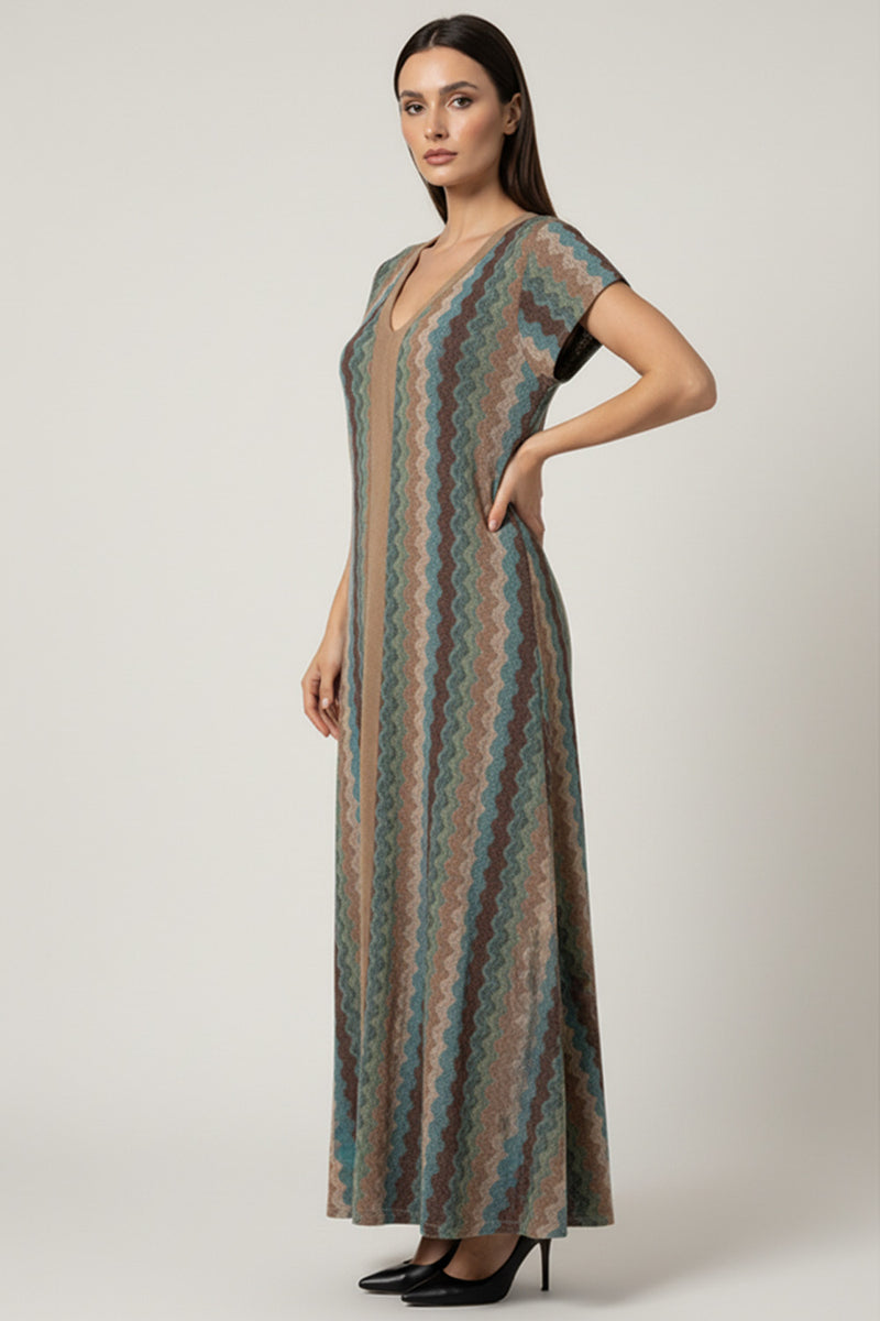Μάξι φόρεμα με ζιγκ-ζαγκ μοτίβο σε γήινες αποχρώσεις, V λαιμόκοψη και άνετη ίσια γραμμή.