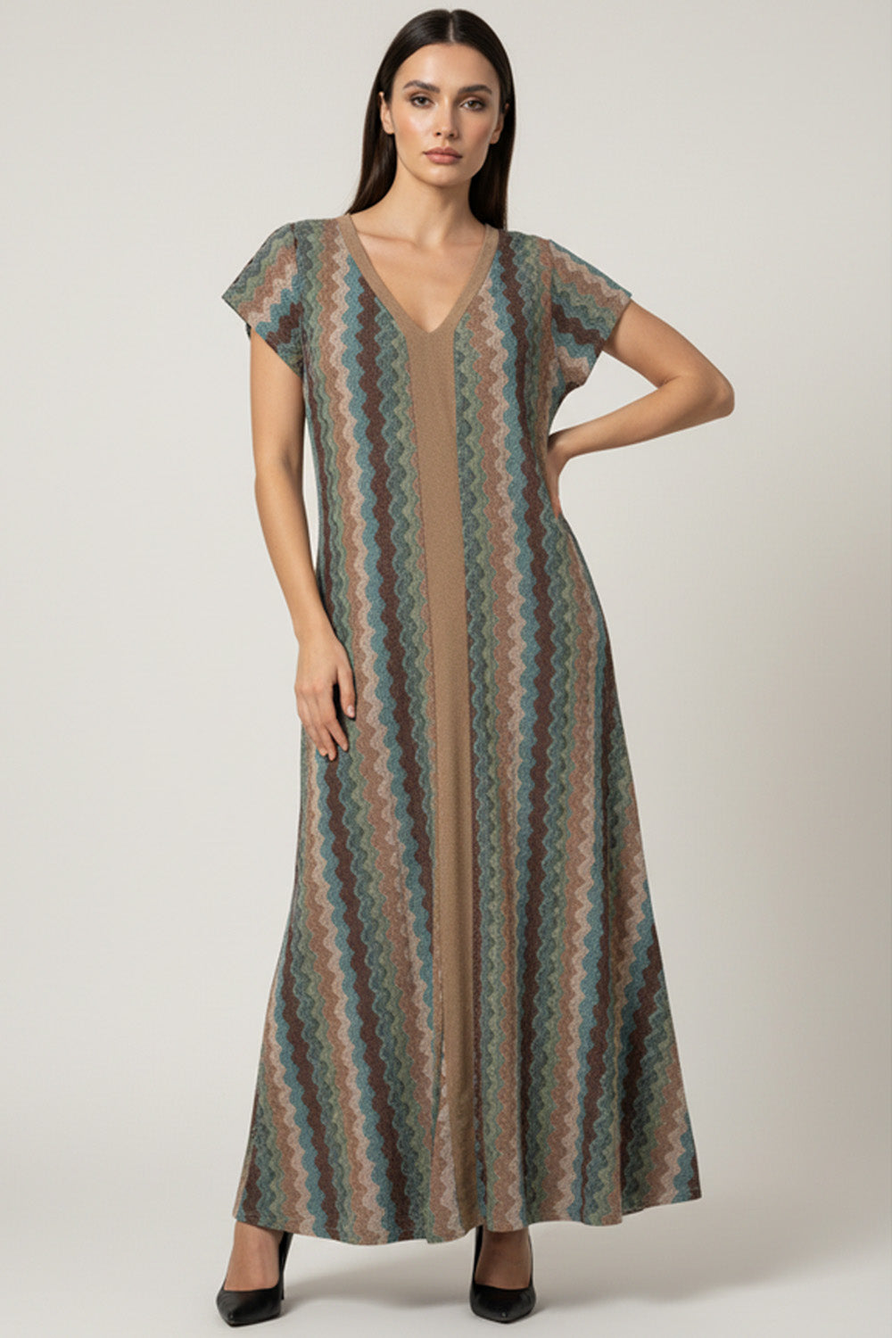 Μάξι φόρεμα με ζιγκ-ζαγκ μοτίβο σε γήινες αποχρώσεις, V λαιμόκοψη και άνετη ίσια γραμμή.
