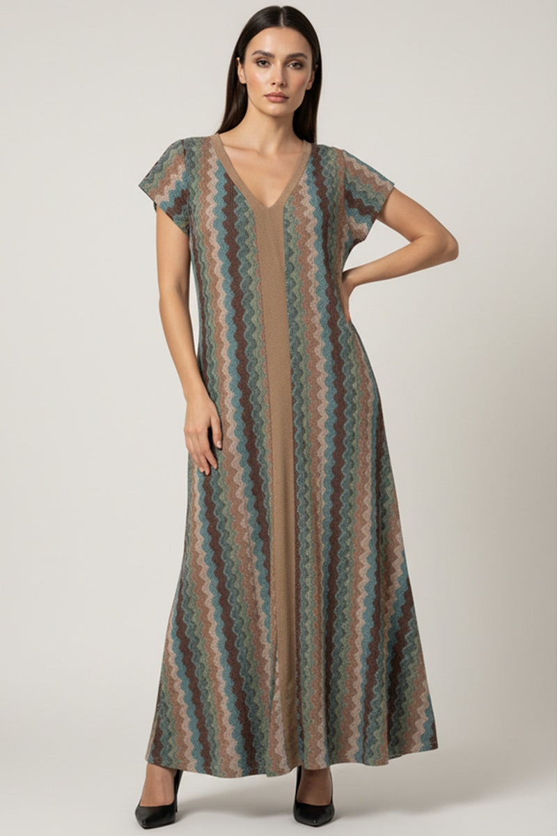 Μάξι φόρεμα με ζιγκ-ζαγκ μοτίβο σε γήινες αποχρώσεις, V λαιμόκοψη και άνετη ίσια γραμμή.
