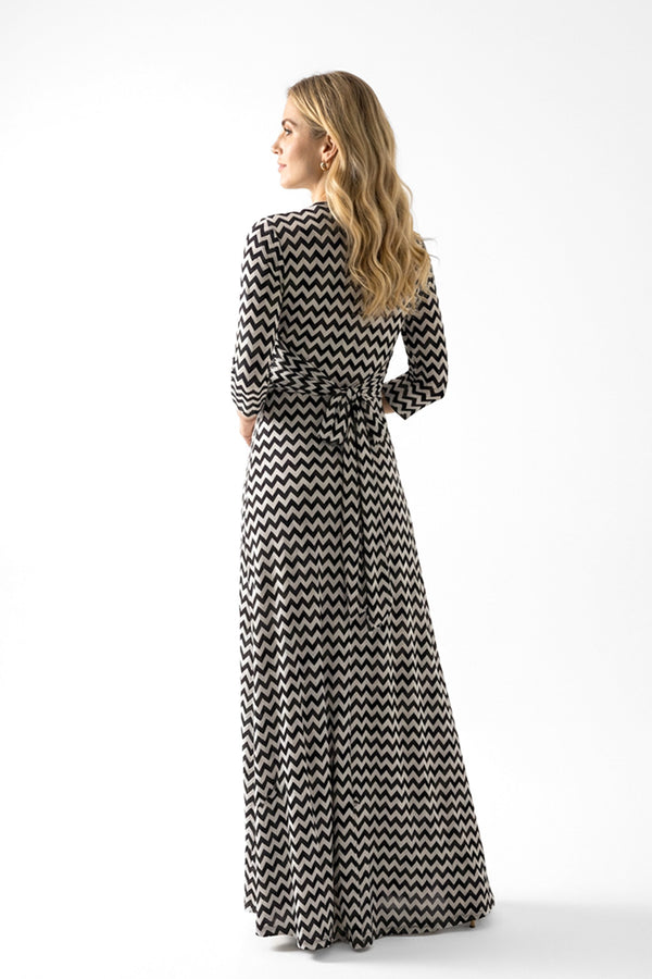 Μάξι φόρεμα ασπρόμαυρο με ζιγκ ζαγκ print και V λαιμόκοψη με ζώνη στη μέση