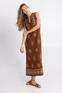 Μάξι καφέ φόρεμα με ethnic print σε εκρού αποχρώσεις και πλαϊνό σκίσιμο