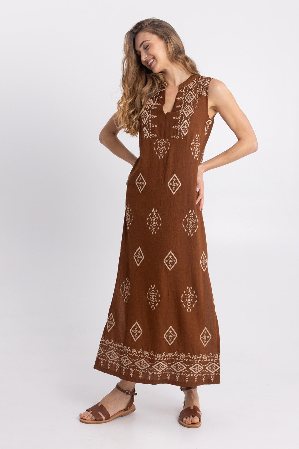 Μάξι καφέ φόρεμα με ethnic print σε εκρού αποχρώσεις και πλαϊνό σκίσιμο